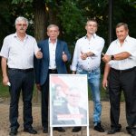 Pruhár László, Miskéri László, Józsa Csaba és Czesznak János az összefogás egyezményes jelét, a bal kéz feltartott hüvelykujját mutatja