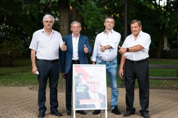 Pruhár László, Miskéri László, Józsa Csaba és Czesznak János az összefogás egyezményes jelét, a bal kéz feltartott hüvelykujját mutatja