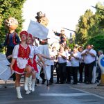 A gyomaendrődi Színfolt Mazsorettcsoport, a Garagulya Gólyalábasok és a Szarvasi Fúvós Zenekar által vezetett felvonulással kezdődött a 23. Szarvasi Szilvanapok rendezvénysorozata