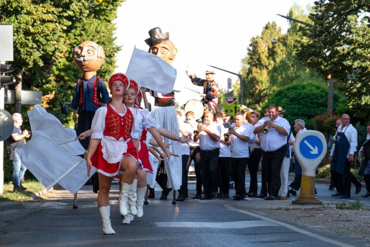 A gyomaendrődi Színfolt Mazsorettcsoport, a Garagulya Gólyalábasok és a Szarvasi Fúvós Zenekar által vezetett felvonulással kezdődött a 23. Szarvasi Szilvanapok rendezvénysorozata