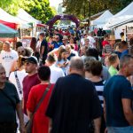 Tömeg vasárnap délelőtt