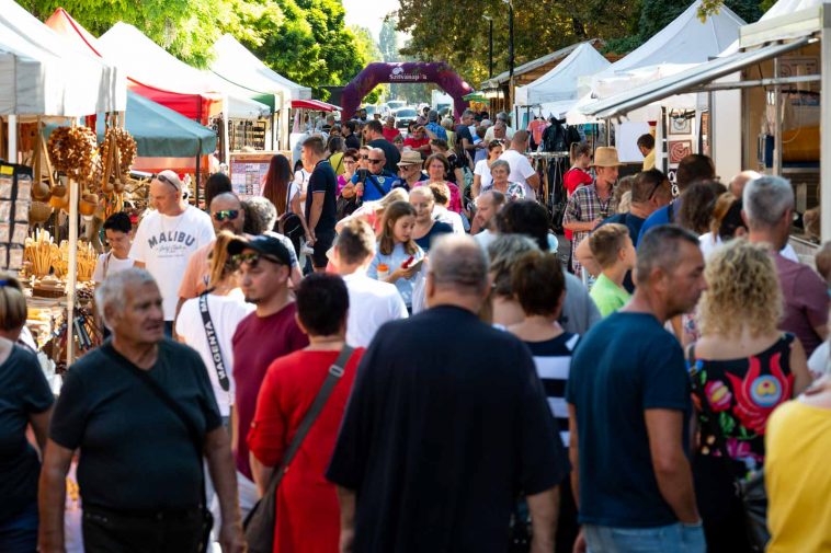 Tömeg vasárnap délelőtt