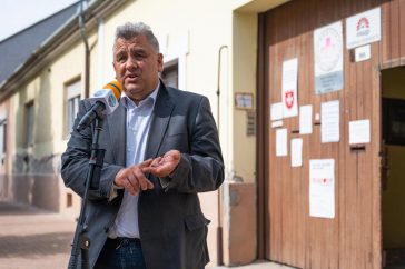 Gajdos Attila az MSZP irodája előtt tartott sajtótájékoztatóján 2021. szeptember 16-án