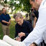 Az emlékezés csomóit kötötték a nemzeti színű szalagra