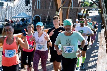 Szarvasi futók a Fahídon