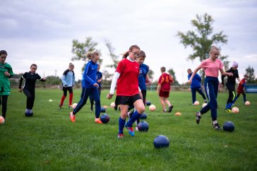 Edzésen az első szentandrási lánycsapat