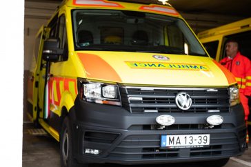 A Szarvasi Mentőállomás szolgálatába került az új légrugós, összkerekes Volkswagen Crafter mentőautó