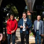 Czesznak János, Tóth Bertalan és Miskéri László a Zenepavilon előtt