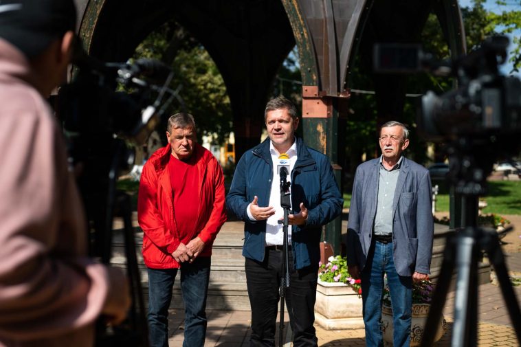 Czesznak János, Tóth Bertalan és Miskéri László a Zenepavilon előtt