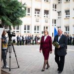 Tóthné Jansik Erzsébet, Sonkoly János és Kitajkáné Szántai Mária id. Gyímesi János mellszobra előtt