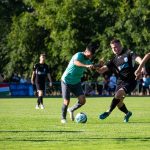 Kovács György (Okányi KSK, zöld) és Simon Róbert (Szarvasi FC, fekete) küzdelme