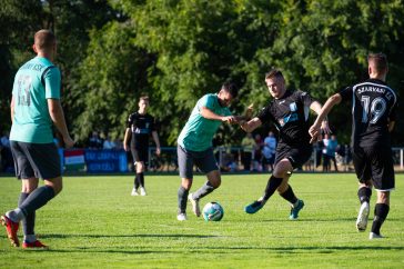 Kovács György (Okányi KSK, zöld) és Simon Róbert (Szarvasi FC, fekete) küzdelme