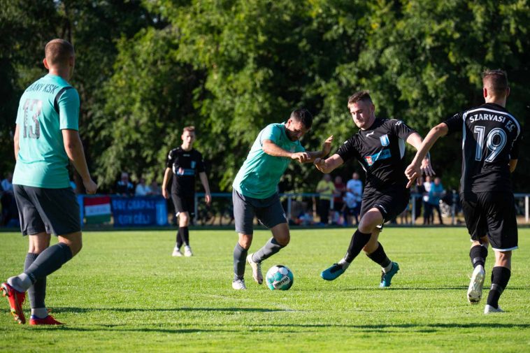 Kovács György (Okányi KSK, zöld) és Simon Róbert (Szarvasi FC, fekete) küzdelme