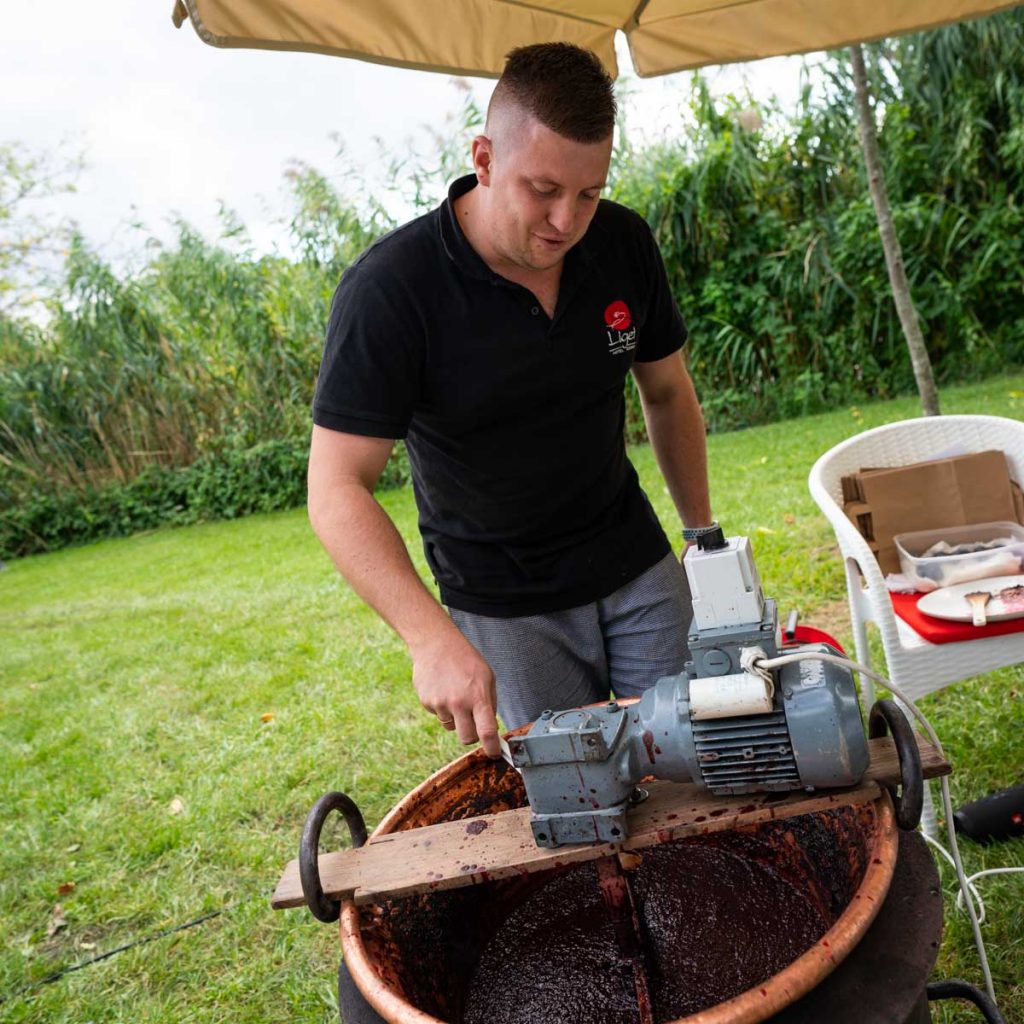 Kovács Imre őstermelőként már kora reggeltől már főzte a szilvalekvárt