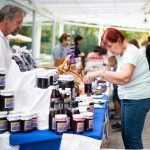 Bodnár István őstermelő és egy, a termékei felől érdeklődő vendég