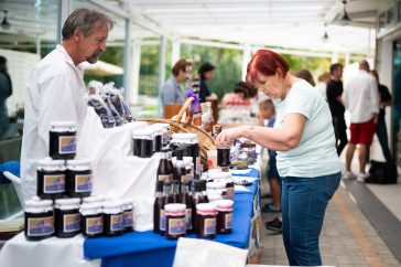 Bodnár István őstermelő és egy, a termékei felől érdeklődő vendég