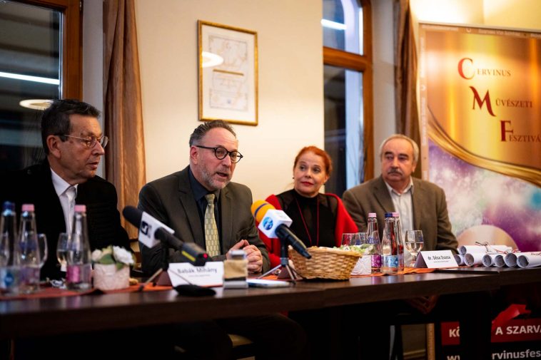 Babák Mihály polgármester, Fekete Péter kultúráért felelős államtitkár, és a Cervinus Teátrum részéről dr. Dósa Zsuzsa és Csasztvan András