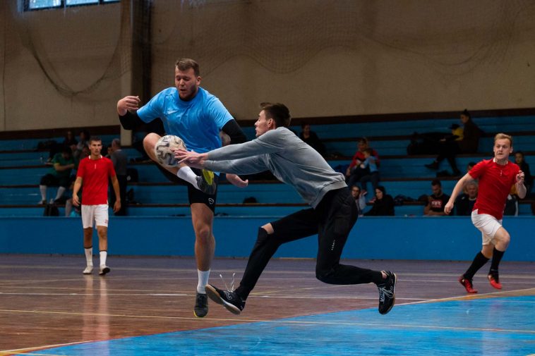 Seres Viktor (Gólgyártók) és Buzás Bálint (Andragória) megy a labdáért