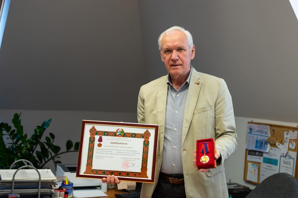 Dr. Váradi László és a magas laoszi állami kitüntetés
