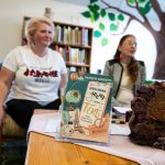 A Nem mind arany, ami férfi című könyv, mögötte balról a szerző, Majernyik Szimonetta, illetve beszélgetőtársa, Kreisz Andrea