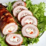 Pulykamelltekercs fetával, chilivel töltve, baconbe tekerve