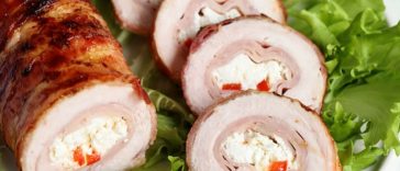 Pulykamelltekercs fetával, chilivel töltve, baconbe tekerve