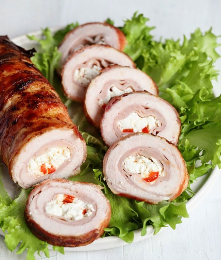 Pulykamelltekercs fetával, chilivel töltve, baconbe tekerve