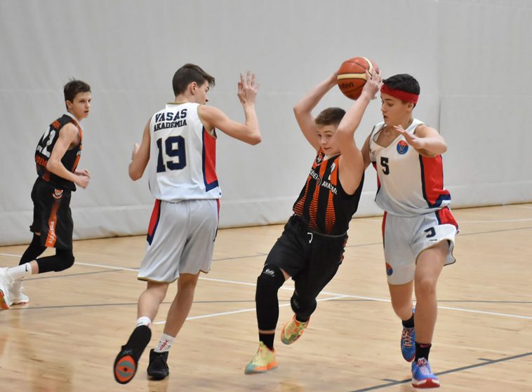 Sass Péter (feketében)