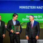 Muzsek András (középen), a Gallicoop vezérigazgatója átveszi a Miniszteri Nagydíjat. Balra Jakab István, az Országgyűlés alelnöke, jobbról Nagy István agrárminiszter