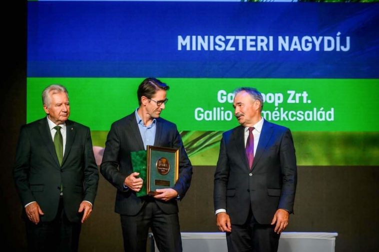 Muzsek András (középen), a Gallicoop vezérigazgatója átveszi a Miniszteri Nagydíjat. Balra Jakab István, az Országgyűlés alelnöke, jobbról Nagy István agrárminiszter