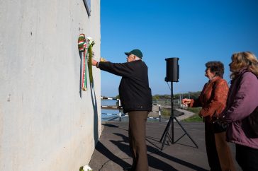 Megemlékezők a szentandrási duzzasztónál