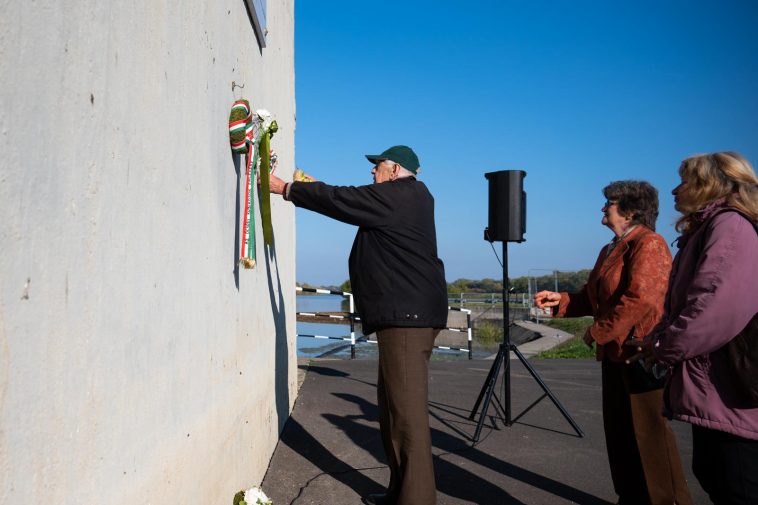 Megemlékezők a szentandrási duzzasztónál
