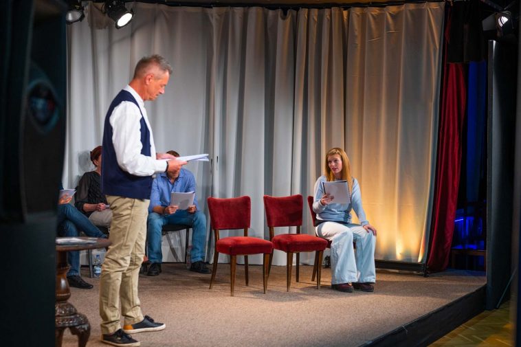 Frenkó Zsolt és Tatár Bianka az Ezüst jaguár egy jelenetében