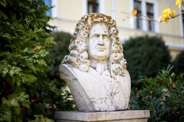 Báró Harruckern János György szobra az Árpád közben