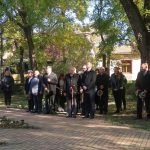 Megemlékezők az 1956-os emlékmű előtt