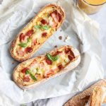 Tojásos-kolbászos töltött mini baguette