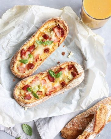 Tojásos-kolbászos töltött mini baguette