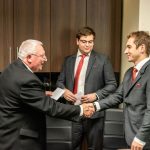 Dr. Orosz Tivadar elnök köszönti Bakonyi Dávidot és Takács Zoltánt, a BSZC Nemes Tihamér Technikum egykori diákjait