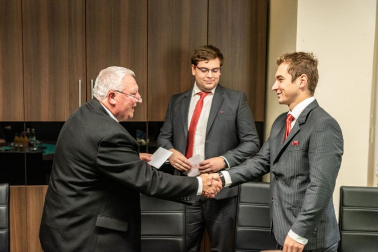 Dr. Orosz Tivadar elnök köszönti Bakonyi Dávidot és Takács Zoltánt, a BSZC Nemes Tihamér Technikum egykori diákjait