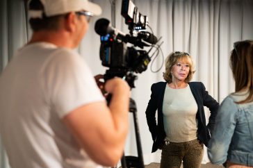 Sztárek Andrát interjúvolta a Körös TV stábja a Temetés luxuskivitelben olvasópróbájának szünetében