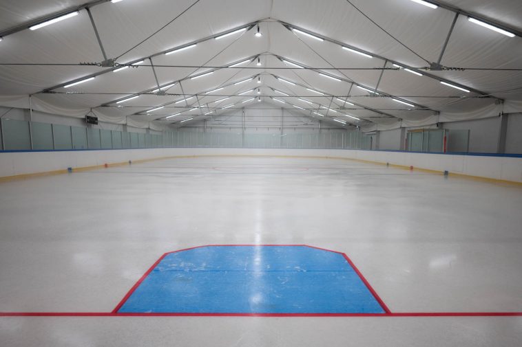 Készül a jég a szarvasi jégpályán