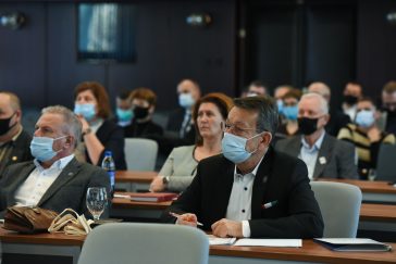 Dr. Melis János, Szarvas város címzetes főjegyzője és Babák Mihály polgármester a tájékoztatón