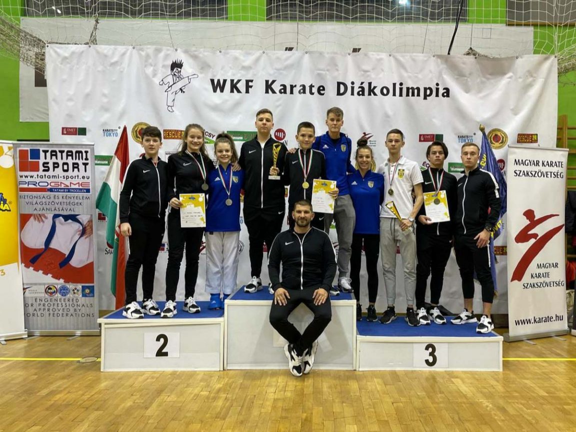 Ruzsinszki György edző, mögötte fekete melegítőben a szarvasi versenyzők