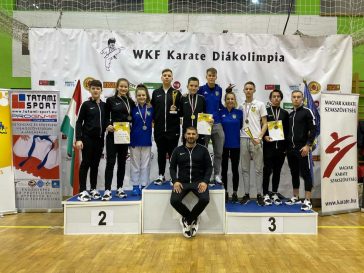 Ruzsinszki György edző, mögötte fekete melegítőben a szarvasi versenyzők