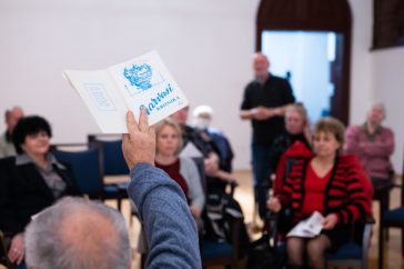 A Szarvasi Krónika Klub első ülésén a Szarvasi Krónika első számát mutatja dr. Kutas Ferenc