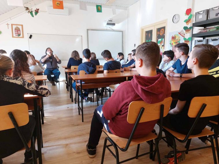 Csoma Gergely rendhagyó történelemórája a Gál Ferenc Egyetem Szarvasi Gyakorlóintézményében