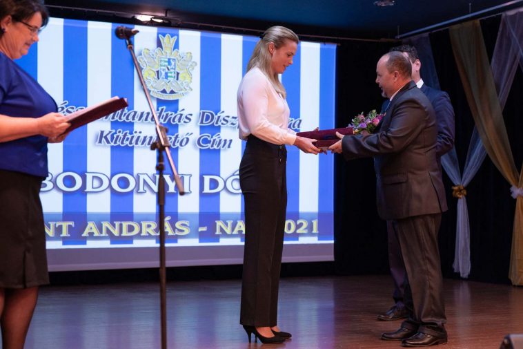 Bodonyi Dóra átveszi a Békésszentandrás Díszpolgára kitüntetést Sinka Imre polgármestertől