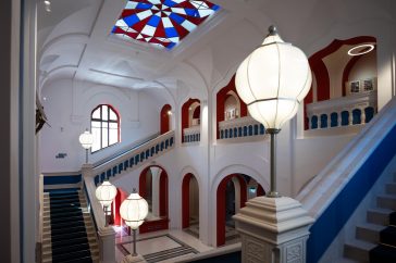 A Petőfi Szálló, a Tóth József Színház és Vigadó előcsarnoka