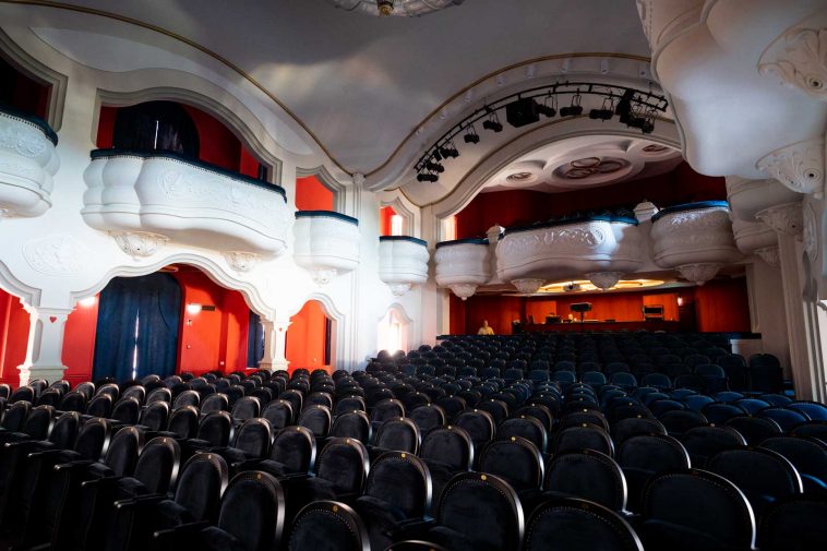 A Tóth József Színház és Vigadó színpada.