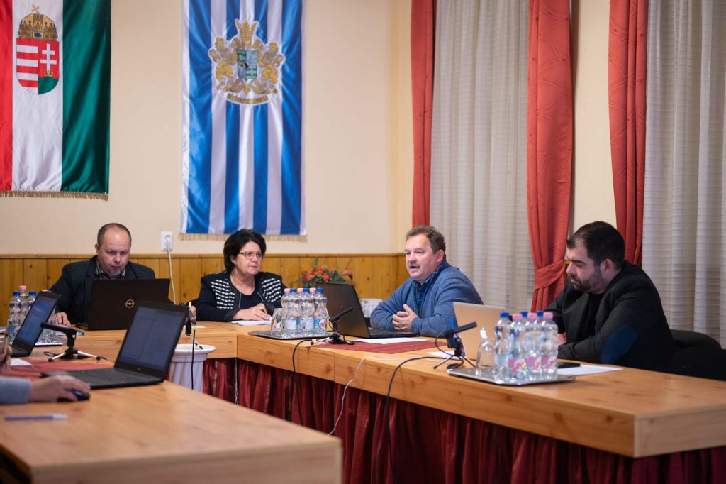 Sinka Imre polgármester, Csépainé Tóth Gabriella, Hévizi Róbert és Virág Sándor a 2021. november 29-i ülésen